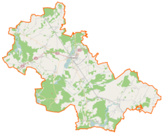 Mapa konturowa powiatu wolsztyńskiego, na dole znajduje się owalna plamka nieco zaostrzona i wystająca na lewo w swoim dolnym rogu z opisem „Jezioro Mochyńskie”