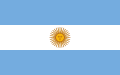 Bandera usada en la actualidad. Ya no existe "bandera de guerra", la bandera actual argentina en todo tiempo de paz incluye al Sol de Mayo, el cual fue admitido por Manuel Belgrano.