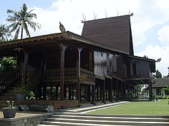 Rumah Banjar Bubungan Tinggi di Anjungan Kalimantan Selatan