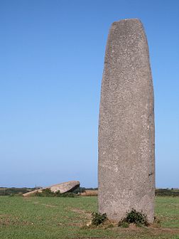 Le menhir de Kergadiou, à Plourin, en Bretagne. (définition réelle 2 304 × 3 072)