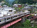 不動谷川（高野下駅 - 下古沢駅間）をズームカーが渡る