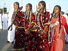 Photo de quatre filles habillées en tenue folklorique