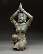 Reine khmère (?) dans une posture d'adoration. XIe s. Bronze, autrefois doré et incrusté. H. 43,2 cm. Met