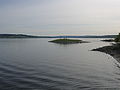 Helgøya (til venstre) sett fra havna i Hamar Foto: Cato Edvardsen