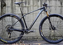 Ein graues Cross-Country-Hardtail von der Seite.