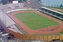 Photo aérienne d'un stade avec un terrain de football entouré d'une piste d'athlétisme