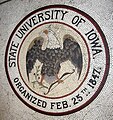 Mosaico de focas de la Universidad de Iowa, (1908), basado en el sello de 1847