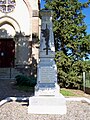 Le monument aux morts devant l'église (mai 2009)