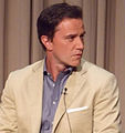 Tim DeKay interpreta Peter Burke