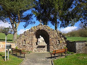 Die Pietà in einer Grotte