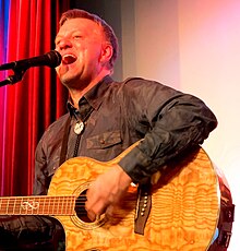 Frank Bülow singt live und spielt dabei Gitarre