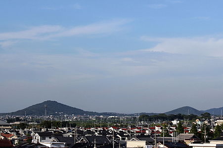 雌岡山（左側）と雄岡山