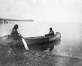 Donne Ojibwe in canoa sul lago Leech, Bromley 1896.