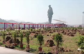 Estatua de la Unidad, como se ve a través del césped