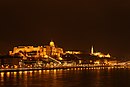 Vista nocturna de la fachada del castillo desde el río Danubio.