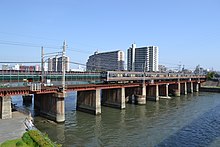 神崎川に架かる新神崎川橋梁には、東海道本線時代の橋脚が一部流用されていた。円柱形の橋脚がそれである[39]。 この新神崎川橋梁は、淡路駅付近立体交差事業に伴い、2017年に仮線（左写真奥）に切り替えられている[40]。