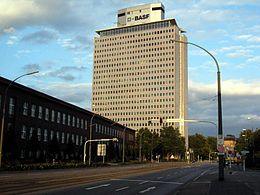 Basfin hallintorakennus vuodelta 1957 Ludwigshafen am Rheinissa.