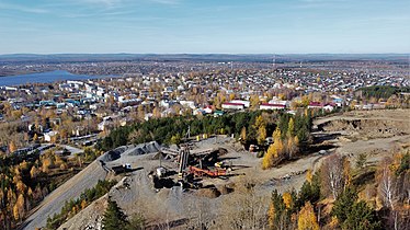 Вид на город Кушву с горнообогатительного карьера