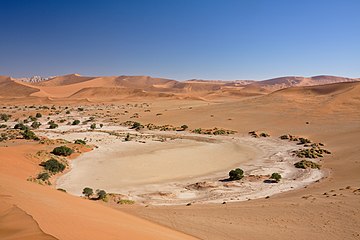 سوسوسفلي، احدةأهم مناطق الجذب السياحي في ناميب، وهي عبارة عن الملح والطين تحيط بها الكثبان الرملية الكبيرة. المسطحات هنا كان سببها تيار تاسوشاب بعد هطول أمطار الصيف.