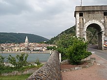 Pagtan-aw sa Ancean gikan sa Angancette, tabok sa Rhone River ug ang Marc Seguin Bridge