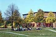 In front of the building "Geisteswissenschaften I"