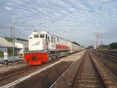 Kereta api Probowangi saat berhenti di Stasiun Probolinggo, 2020