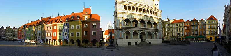 Widok na fasadę ratusza oraz domki budnicze