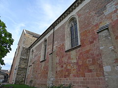 Photographie en couleurs de l'extérieur d'une église.