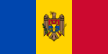 Drapelul Republicii Moldova, cu stema specifică.