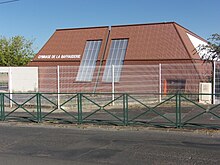 Photographie en couleurs d'un grand bâtiment.