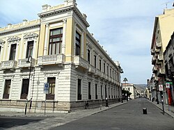 Il palazzo Foti, sede della Provincia, visto da Corso Garibaldi