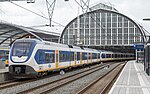 En vierwagenstel (SLT-4) samen met een zeswagenstel (SLT-6) te Amsterdam Centraal