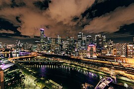 Les toits de Melbourne CBD et la rivière Yarra la nuit.