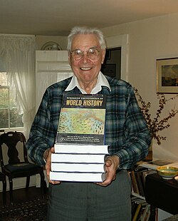 William H. McNeill 87-vuotispäivänään vuonna 2004.