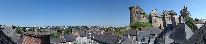 Une vue sur les quartiers nord de Vitré. À droite, le château de Vitré surplombant les faubourgs du haut de son éperon rocheux.