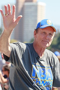 Rick Barry Golden State Warriorsin mestaruusjuhlissa vuonna 2015