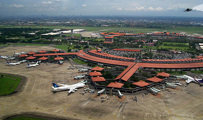 Gambar udara Bandara Internasional Soekarno-Hatta pada 1 Februari 2010. Tampak arsitektur bergaya Jawa dengan atap joglo dan ruang tunggu berupa pendopo yang dikelilingi taman tropis.