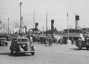 Ångbåtsflottan vid Skeppsbrokajen på 1950-talet.