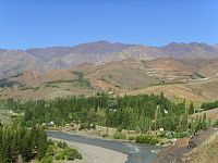 Le río Neuquén à son passage par Andacollo, dans le nord de son bassin.