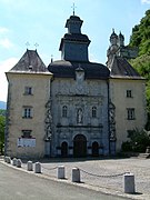 Vue sur l'extérieur d'un bâtiment religieux.