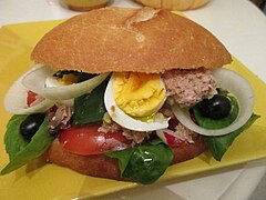 Le pan bagnat, spécialité niçoise.