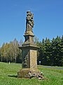 Barockstatue der hl. Maria (Schöne Maria) von 1753 (lt. Inschrift) am heutigen Standort an der Straßenkreuzung Silnic II/223-II/224 an der Talsperre Preßnitz. Ehemaliger Standort war westlich vom Friedhof der Nikolaikirche am Dörnsdorfer Weg