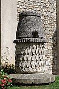 « Lanterne des morts » près de l'église Saint-André.