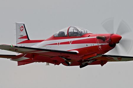 PC-21 des Forces aériennes suisses décollant de Payerne en 2012.