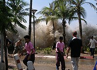 Die 2004-Indiese Oseaan-tsoenami tref die klein kusdorpie, Ao Nang, in Thailand.