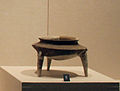 Tripode (de type ding). Culture de Beixin. Musée Provincial du Shandong, Jinan[10].