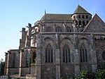 Chœur et transept de l'abbatiale Saint-Sauveur avec, au premier plan, la « chapelle au duc », placée le long du collatéral nord.