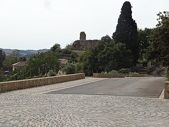 L'édifice vu depuis le village.