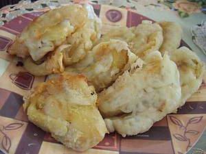 Pisang goreng dengan adonan lebih pucat.