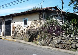 Casa en Barva de Heredia de 1650, ejemplo de sincretismo local en adobe, piedra volcánica y teja.